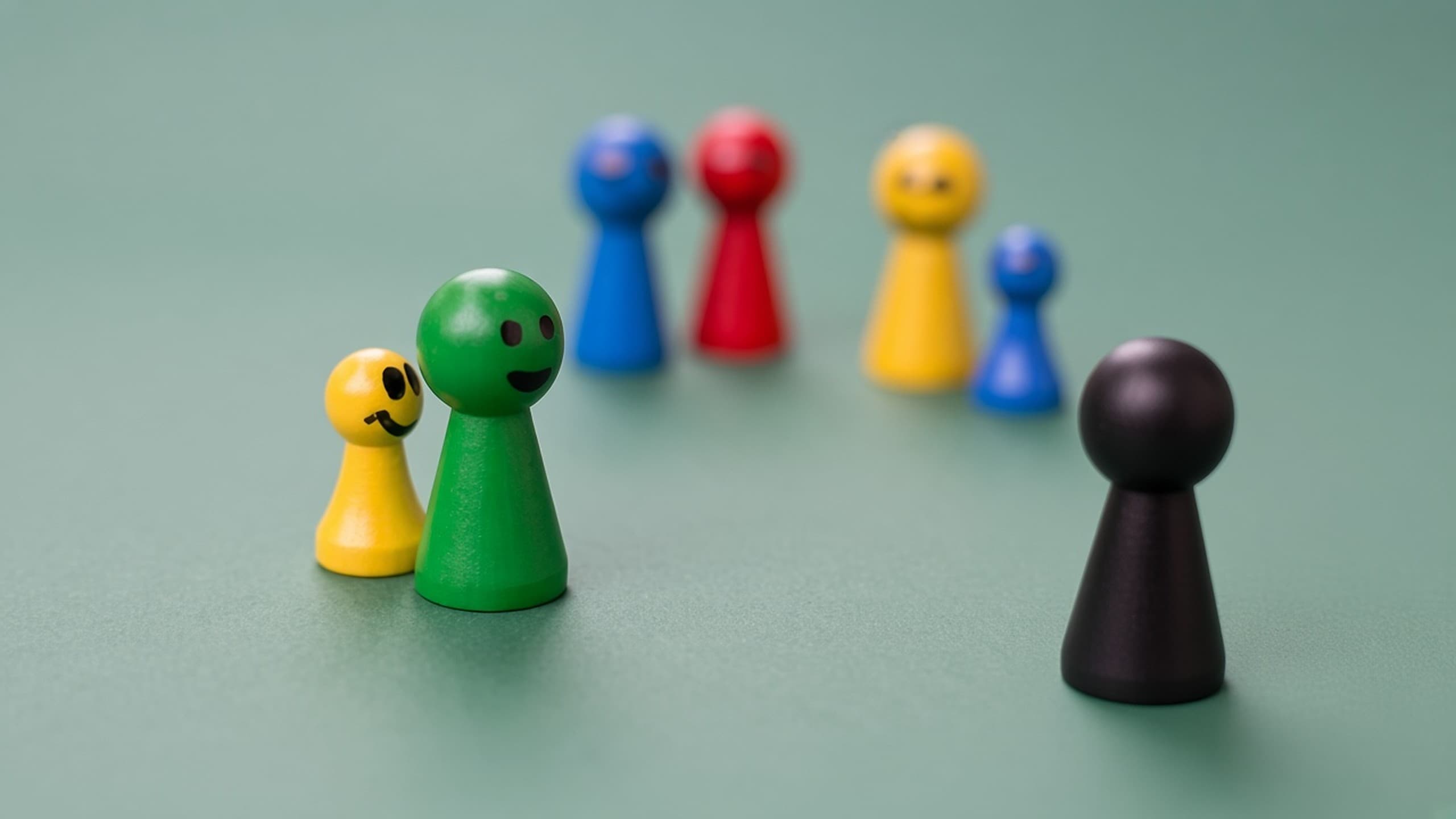 Bunte Spielfiguren, die zusammenstehen