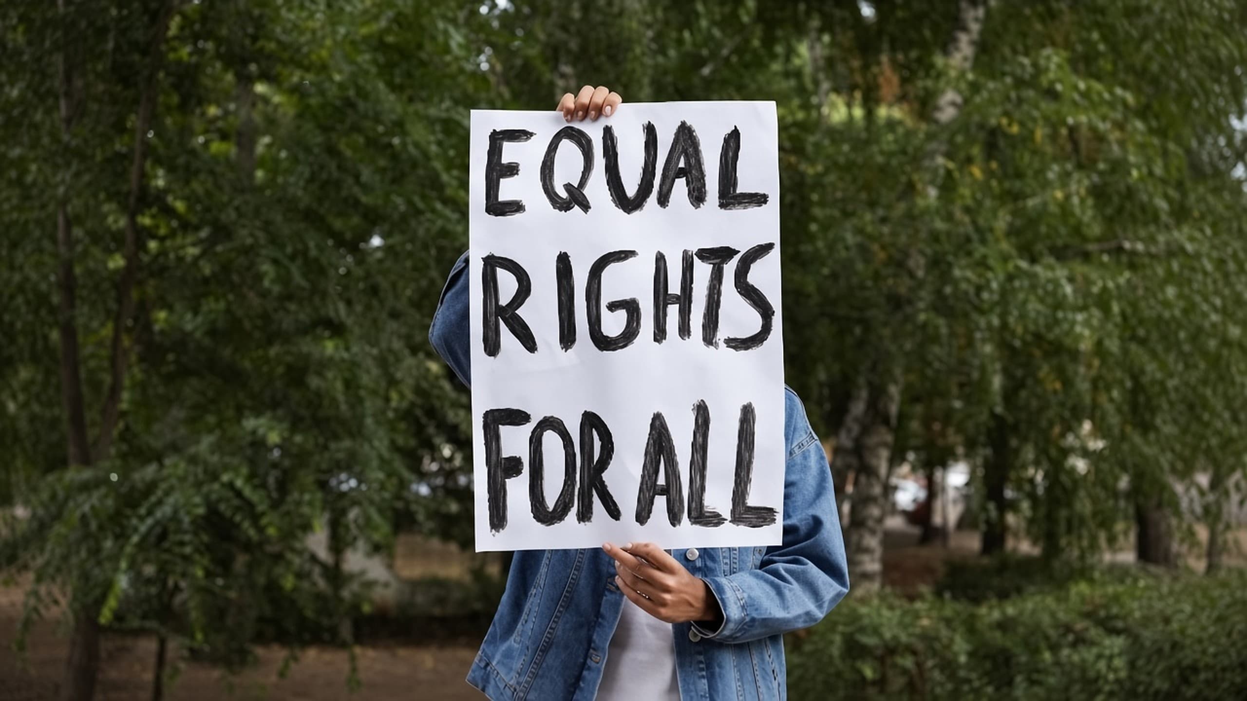 Schild mit der Aufschrift „Equal rights for all“